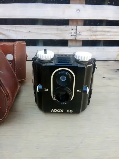 Cámara vintage Adox 66 con estuche de cuero - miniatura 2