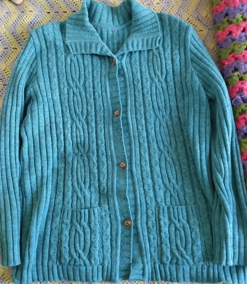 Chaleco de lana azul con diseño trenzado - 1