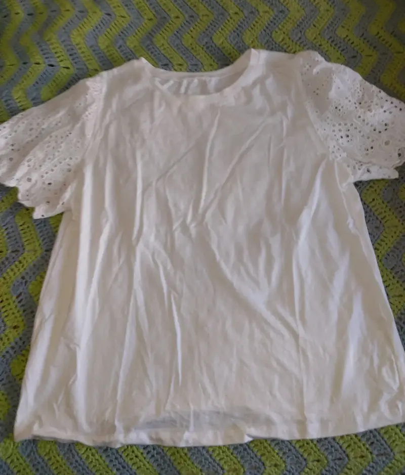 Polera blanca con mangas de encaje
