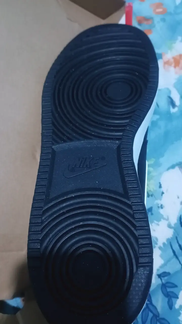 Zapatillas Nike blancas y negras para hombre - 1