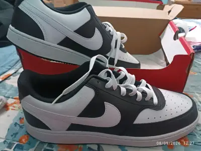 Zapatillas Nike blancas y negras para hombre - miniatura 2