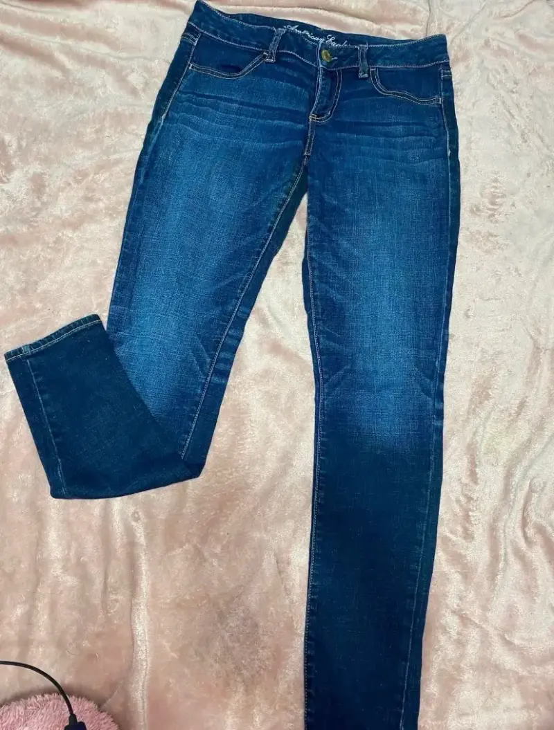 Jeans azul oscuro para mujer con diseño moderno