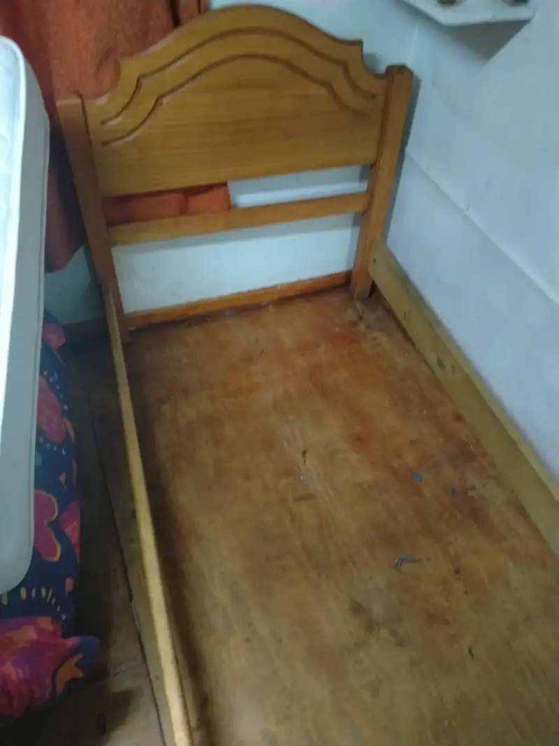 Cama individual de madera en buen estado - 1