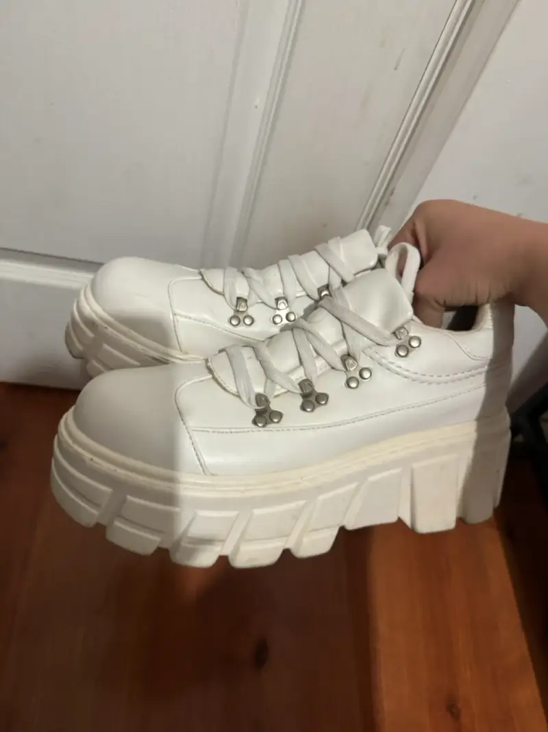 Zapatillas blancas de plataforma gruesa - 1