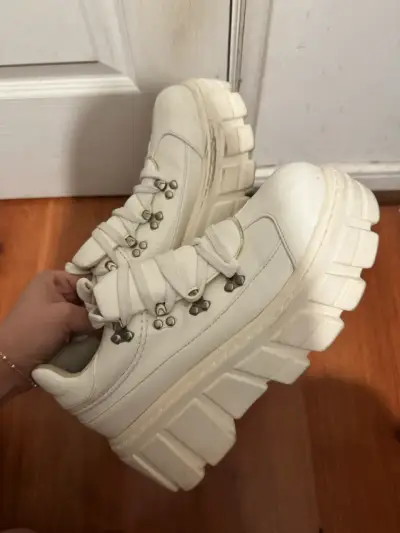 Zapatillas blancas de plataforma gruesa - miniatura 3