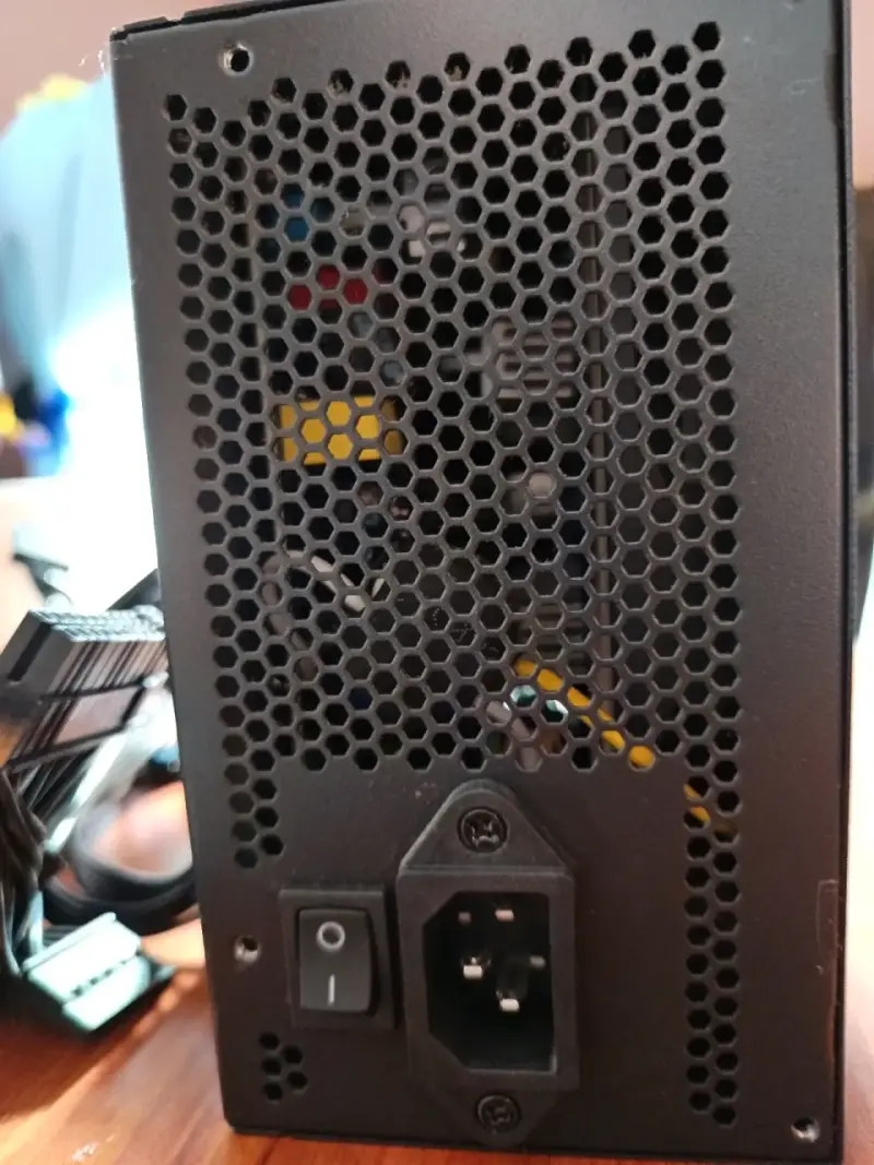 Fuente de Poder Redragon RGPS 600W 80 Plus - 4