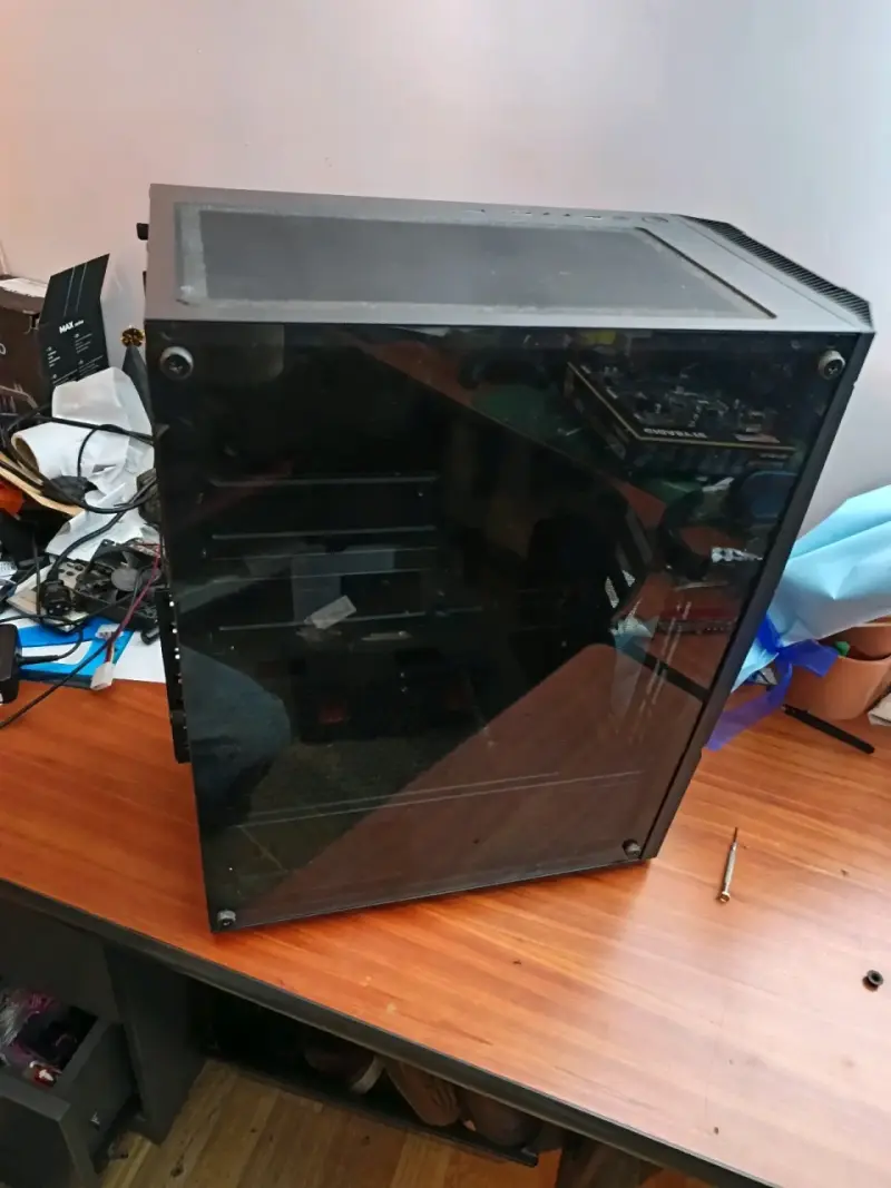 Gabinete de PC con panel lateral de vidrio - 1