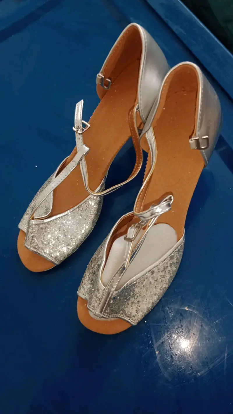 Zapatos de baile plateados con brillo - 1