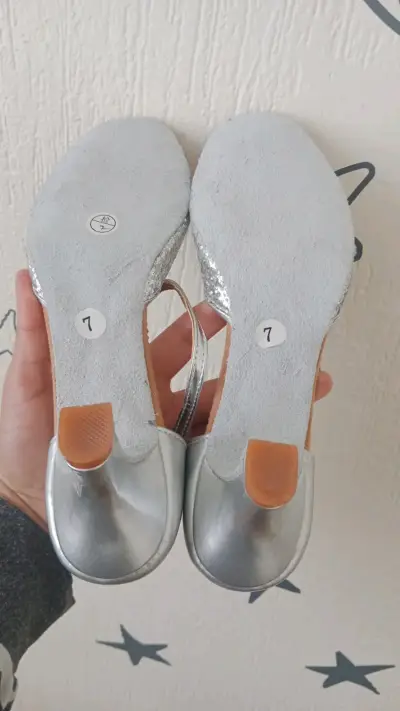 Zapatos de baile plateados con brillo - miniatura 2