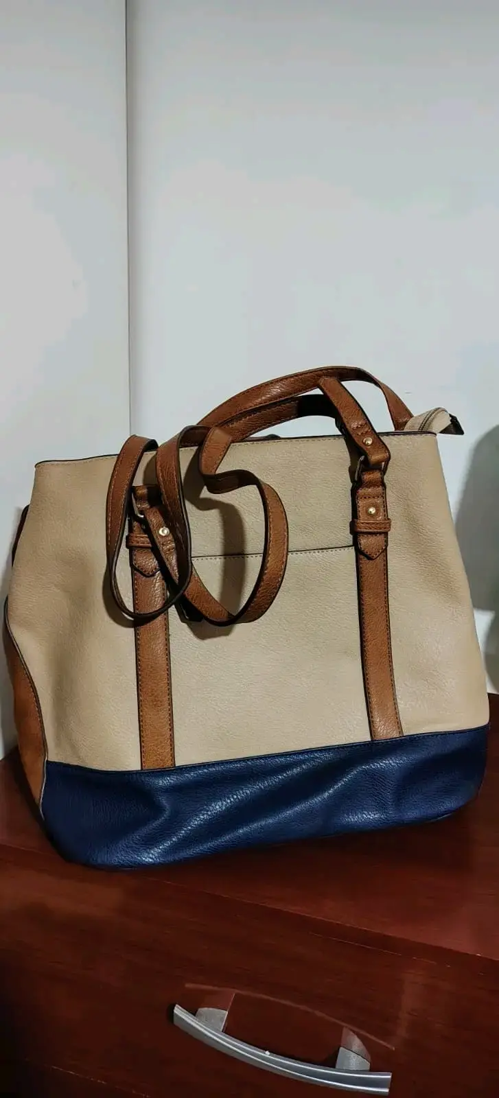 Bolso de cuero beige y azul con asas marrones