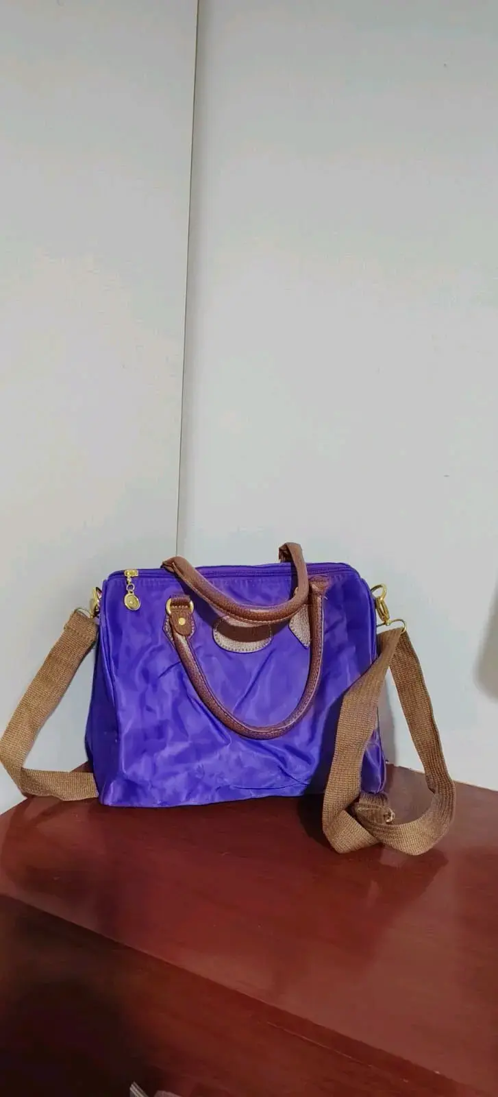 Bolso de mano color purpura correas ajustables