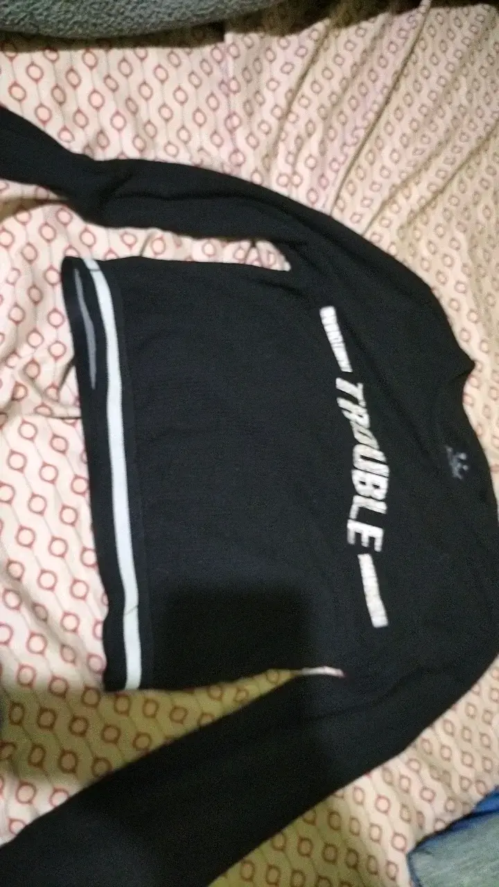 Polerón negro con diseño Trouble