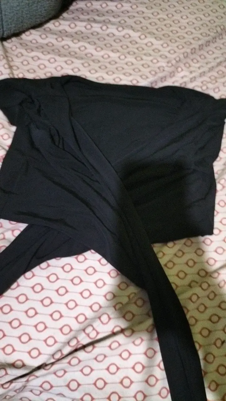 Polera negra elegante para mujer