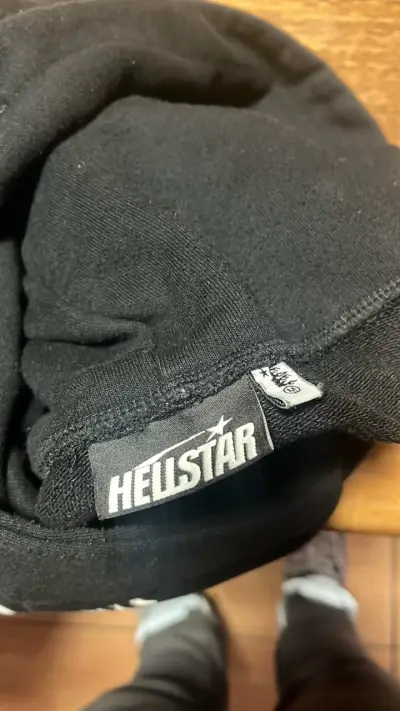 Polerón negro con capucha Hellstar diseño gráfico - miniatura 1
