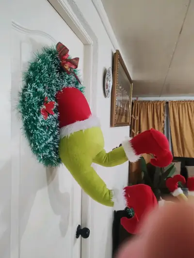 Decoración navideña de puerta con piernas de duende - miniatura 1