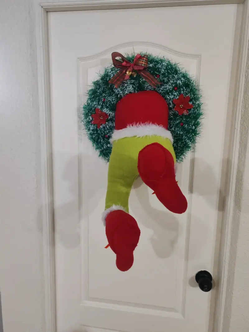 Decoración navideña de puerta con piernas de duende - 2