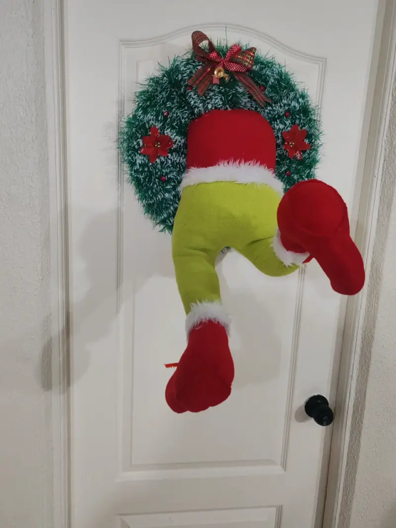Decoración navideña de puerta con piernas de duende - 4