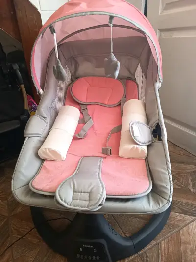 Silla mecedora para bebé rosa con juguetes colgantes - miniatura 1