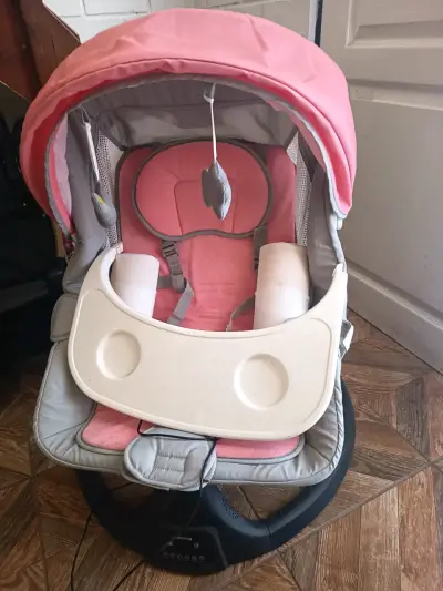 Silla mecedora para bebé rosa con juguetes colgantes - miniatura 2