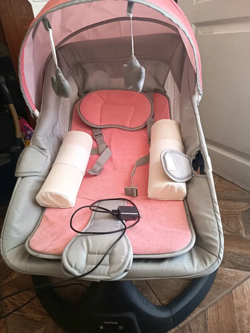 Silla mecedora para bebé rosa con juguetes colgantes - 3