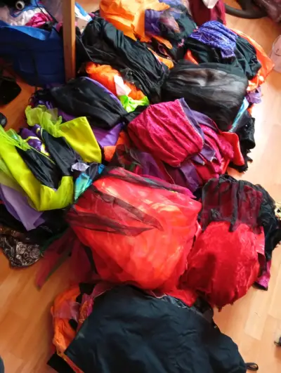 Lote de 110 Disfraces de Halloween+ 7 accesorios - miniatura 1