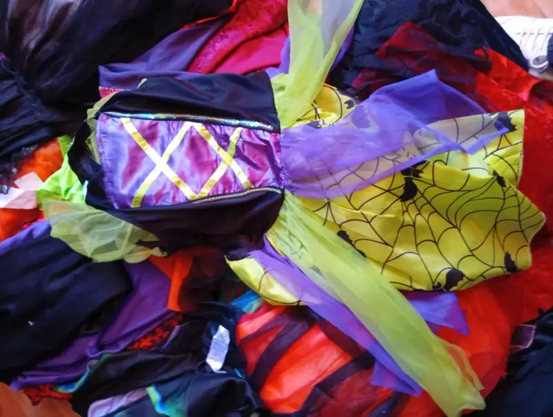 Lote de 110 Disfraces de Halloween+ 7 accesorios - 3