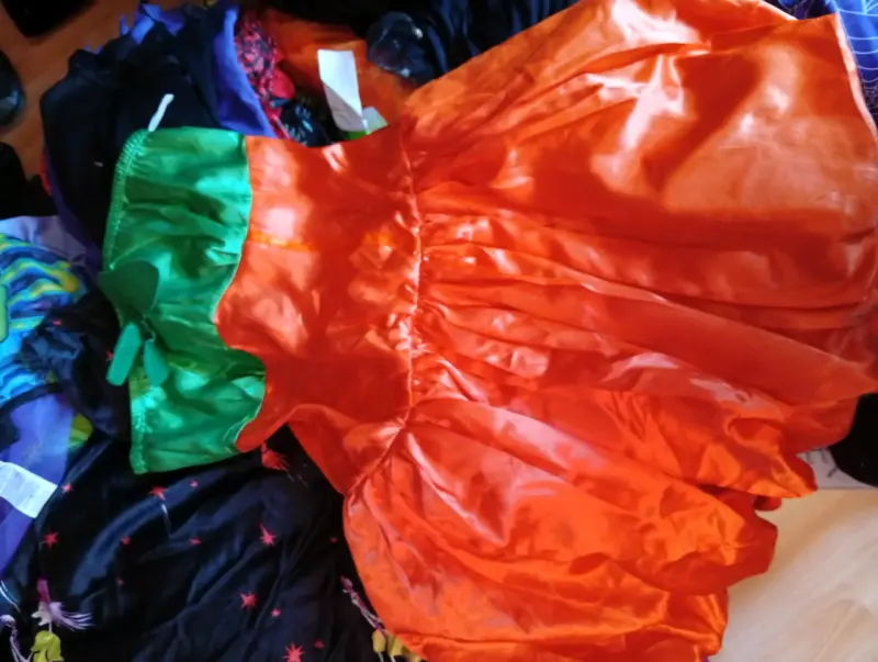 Lote de 110 Disfraces de Halloween+ 7 accesorios - 4