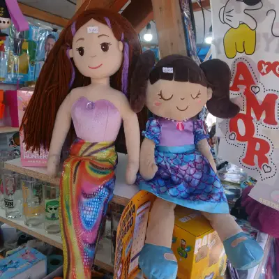 Muñecas de tela sirena y niña con vestido - miniatura 1