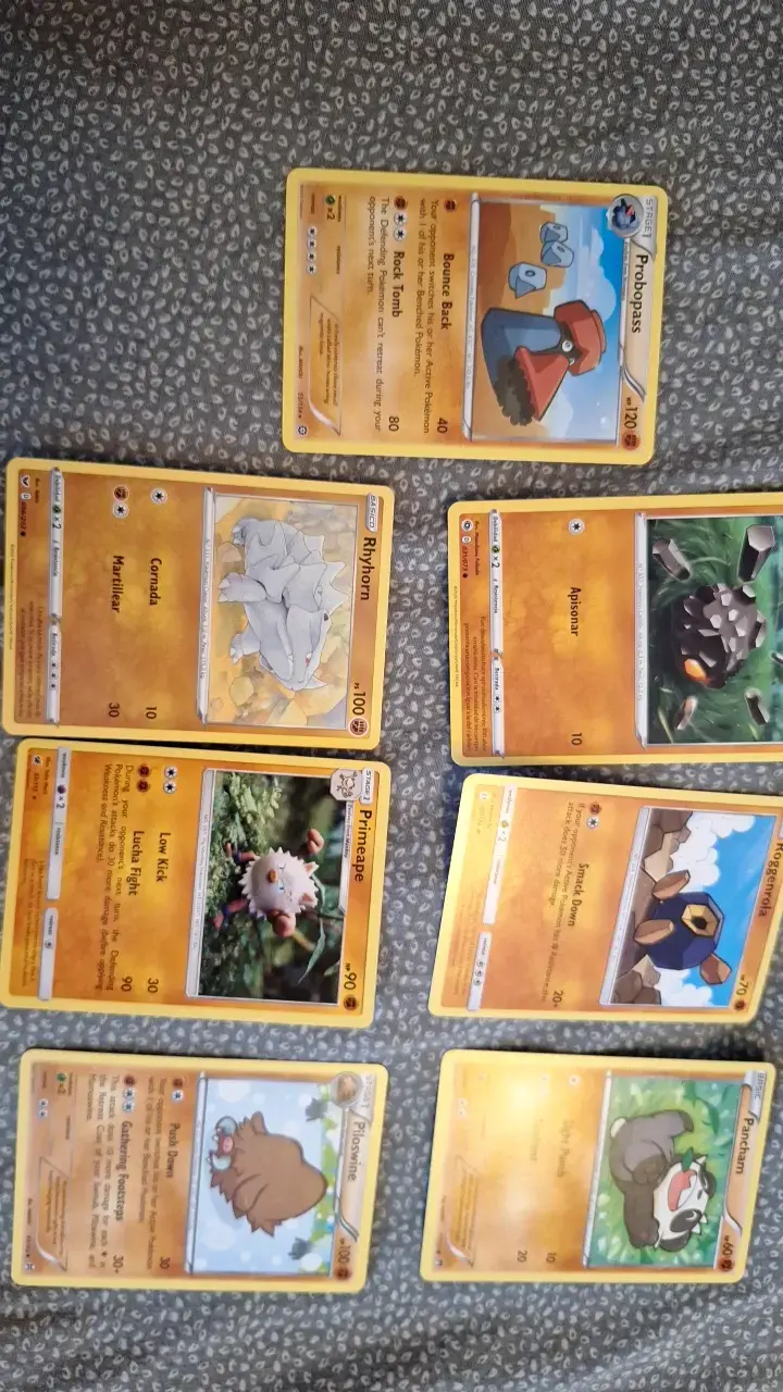 Lote de cartas Pokémon variadas - 6