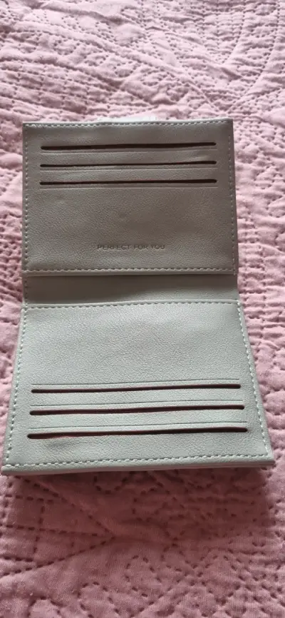 Billetera de cuero verde tenue con cierre - miniatura 3