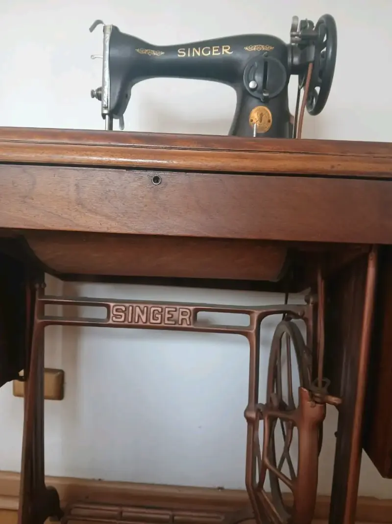 Máquina de Coser Antigua Singer con Mesa de Madera - 3