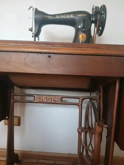 Máquina de Coser Antigua Singer con Mesa de Madera - miniatura 3