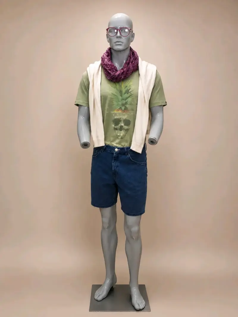 Maniquí de exhibición gris con soporte