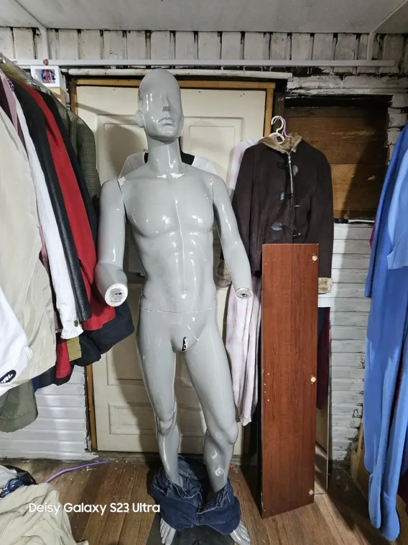 Maniquí de exhibición gris con soporte - 2