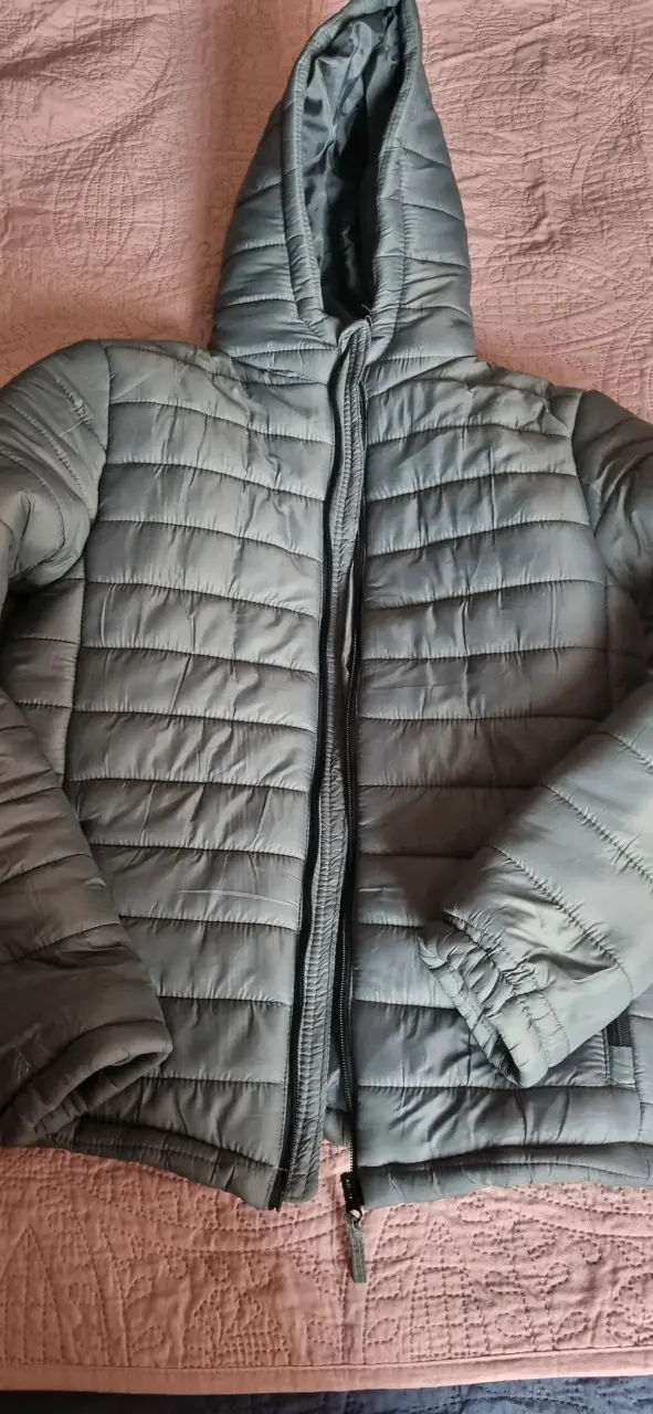 Chaqueta acolchada gris con capucha para invierno
