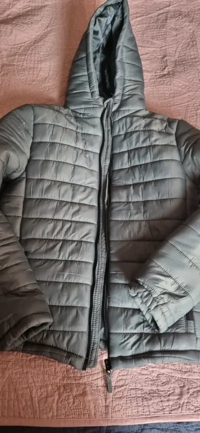 Chaqueta acolchada gris con capucha para invierno - miniatura 1