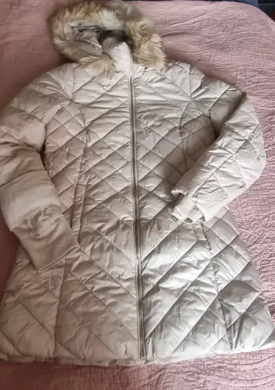 Abrigo acolchado beige con capucha de piel sintética - miniatura 1