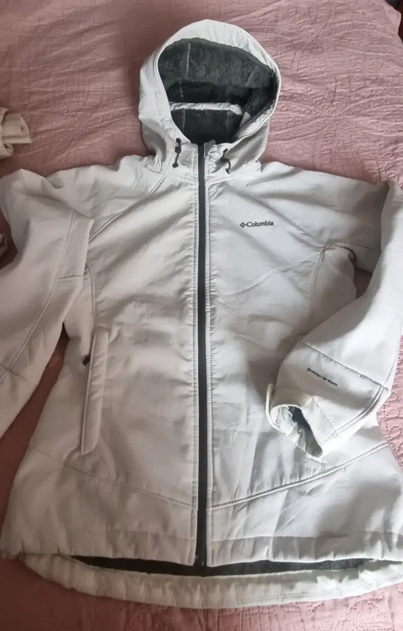 Chaqueta Columbia Omni-Wind blanca con capucha