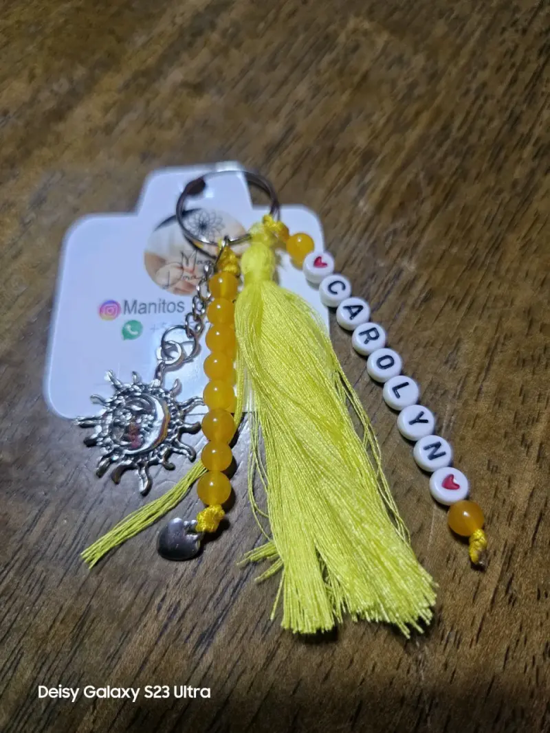 Llavero personalizado con nombre y dijes coloridos