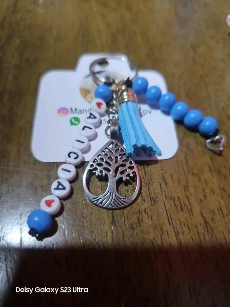 Llavero personalizado con nombre y dijes coloridos - 2