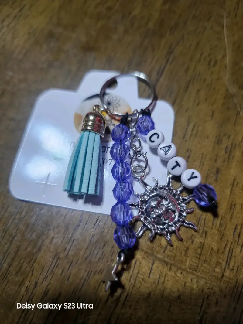 Llavero personalizado con nombre y dijes coloridos - 3