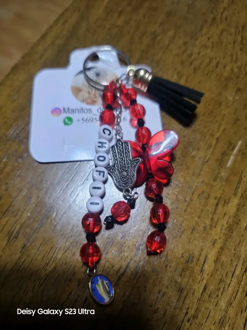 Llavero personalizado con nombre y dijes coloridos - 4