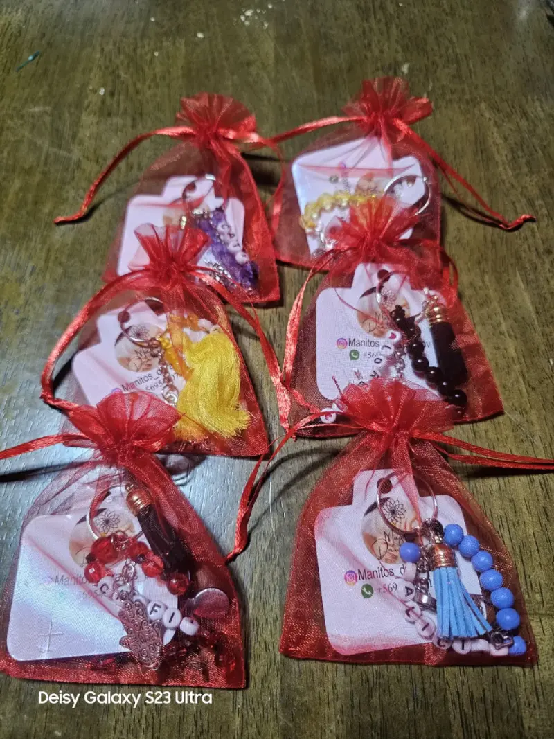 Llavero personalizado con nombre y dijes coloridos - 5