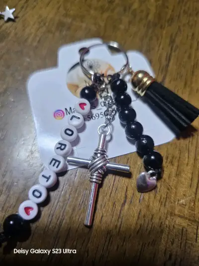 Llavero personalizado con nombre y dijes coloridos - miniatura 6