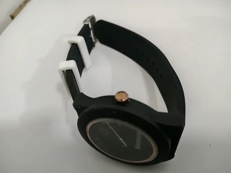Reloj de pulsera negro con detalles dorados - 1