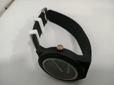 Reloj de pulsera negro con detalles dorados - miniatura 1