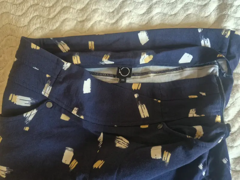 Pantalones azul marino con estampado abstracto - 2