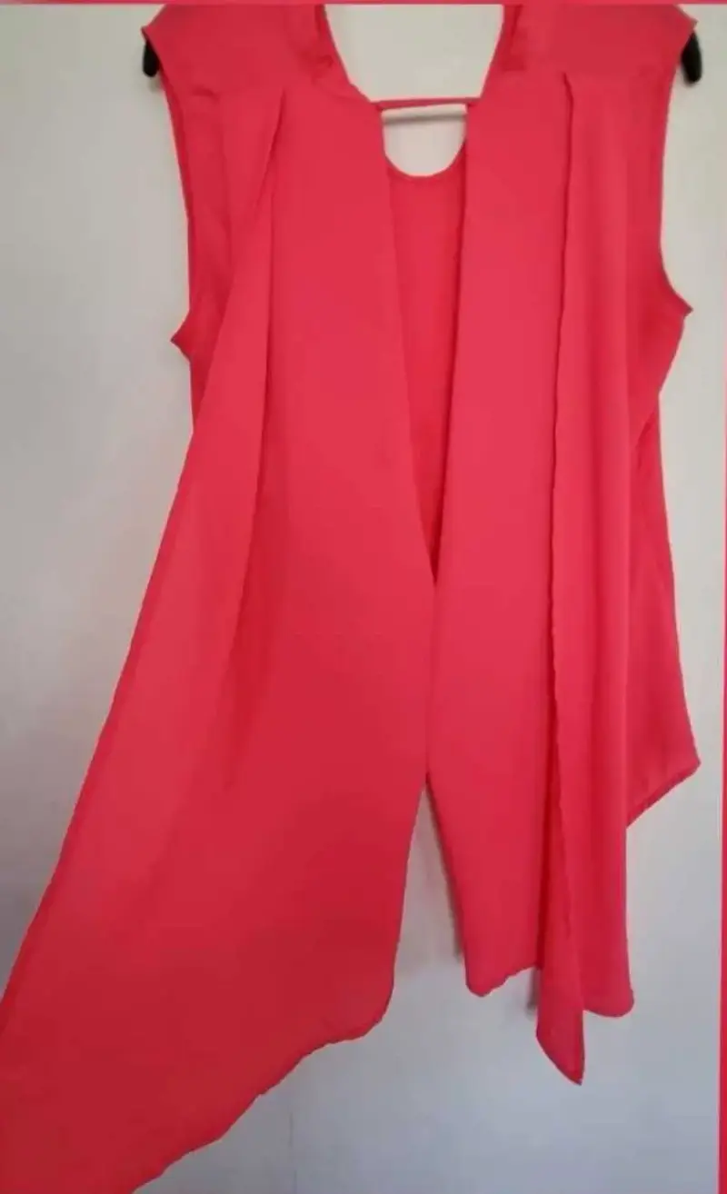 Blusa sin mangas fucsia con diseño asimétrico - 4