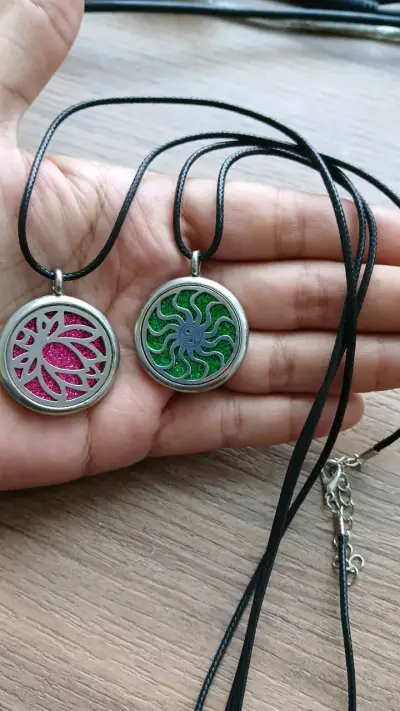 Collares difusores de aromaterapia con medallones intercambiables - miniatura 1