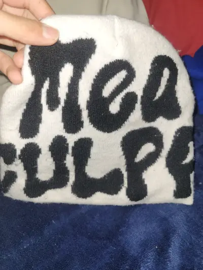 Gorro de lana blanco con texto 'Mea Culpa' - miniatura 1